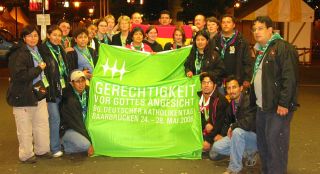 Gruppenfoto der Katholikentagsbesucher vor dem Saarbrücker Hauptbahnhof