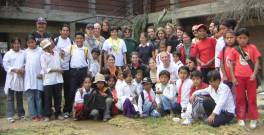 Gruppenbild nach getaner Arbeit, die deutsche Reisegruppe mit ihren bolivianischen Freunden und einigen Schülern