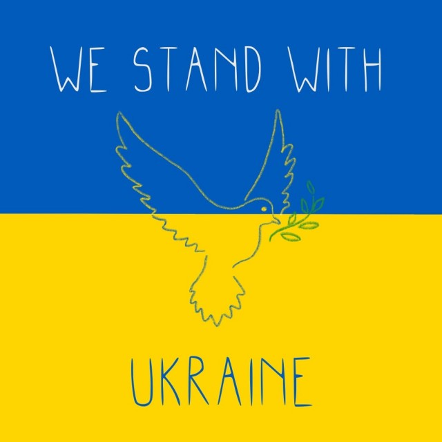 Friedenstaube auf ukrainischer Flagge mit Text #staywithukraine