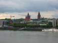 Panoramablick von der Brücke auf die Uferpromenade mit Dom