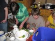 Alex und Adelt schneiden Gemüse für den Salat