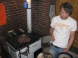 Simon mit der Bratpfanne auf dem Ofen