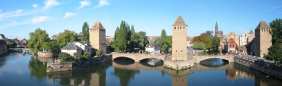 Panoramabild auf drei Türme der ehemaligen Stadtbefestigung, im Hintergrund steht der Turm des Münster