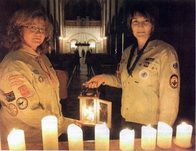 Kerstin Berretz und Julia Büth am Altar