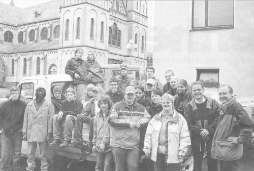 Jugendliche und Politiker vor einem Pritschenwagen in Niederfischbach