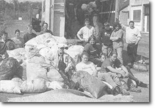 Jugedliche und Gruppenleiter vor dem LKW in Betzdorf